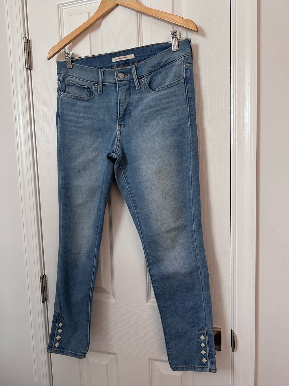 Levi's Light Blue Ankle Jeans with Stud Accents 29x28 - Picture 2 of 5